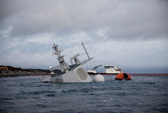 Фрегат "Хельге Ингстад" ушел под воду, ВМС Норвегии